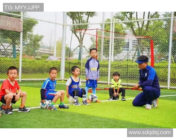 足球明星温馨瞬间抱宝宝的可爱照片分享,感受亲子时光的甜蜜与快乐